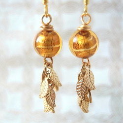 叮叮噹當的耳環小葉子和玻璃珠，如密閉的金箔 第4張的照片