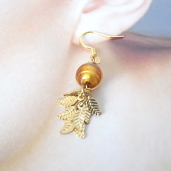 叮叮噹當的耳環小葉子和玻璃珠，如密閉的金箔 第5張的照片