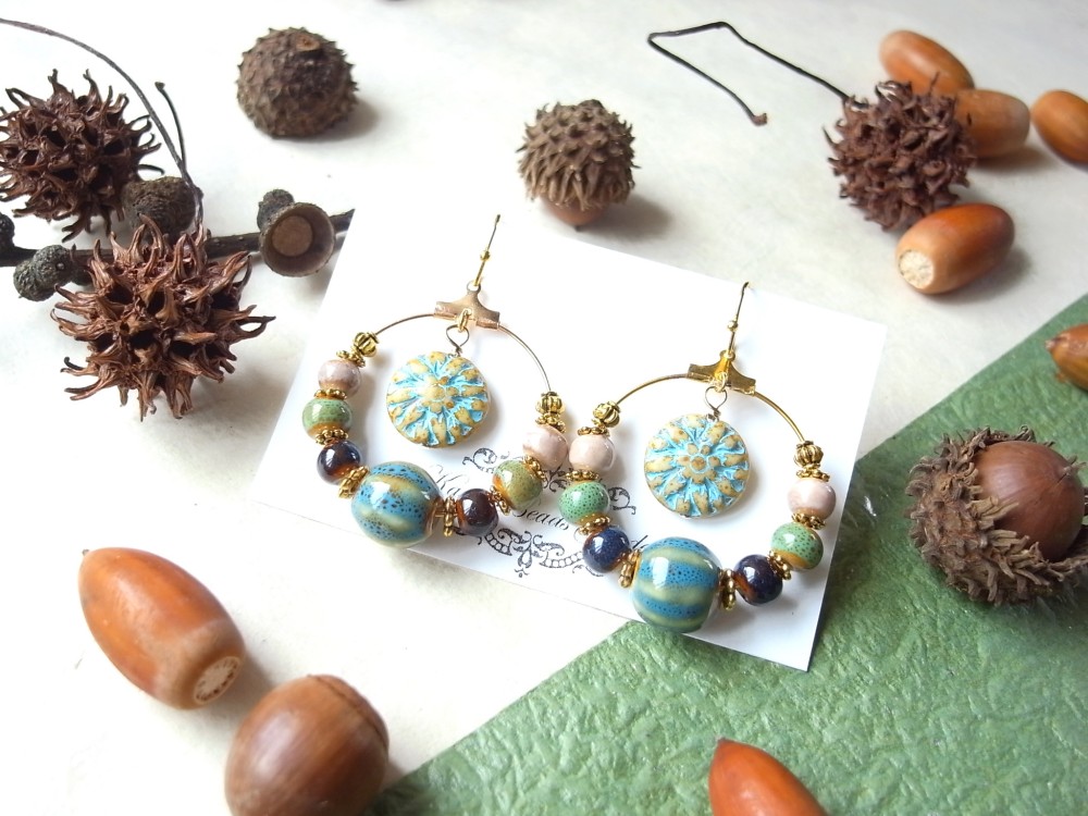 ピアス　青いカボチャ風陶器ビーズとダリアビーズ　イヤリング交換可　ターコイズブルー　ナチュラル　フープ　水色