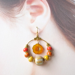 耳環 白色南瓜式陶珠和黃色花珠 耳環可互換 第4張的照片