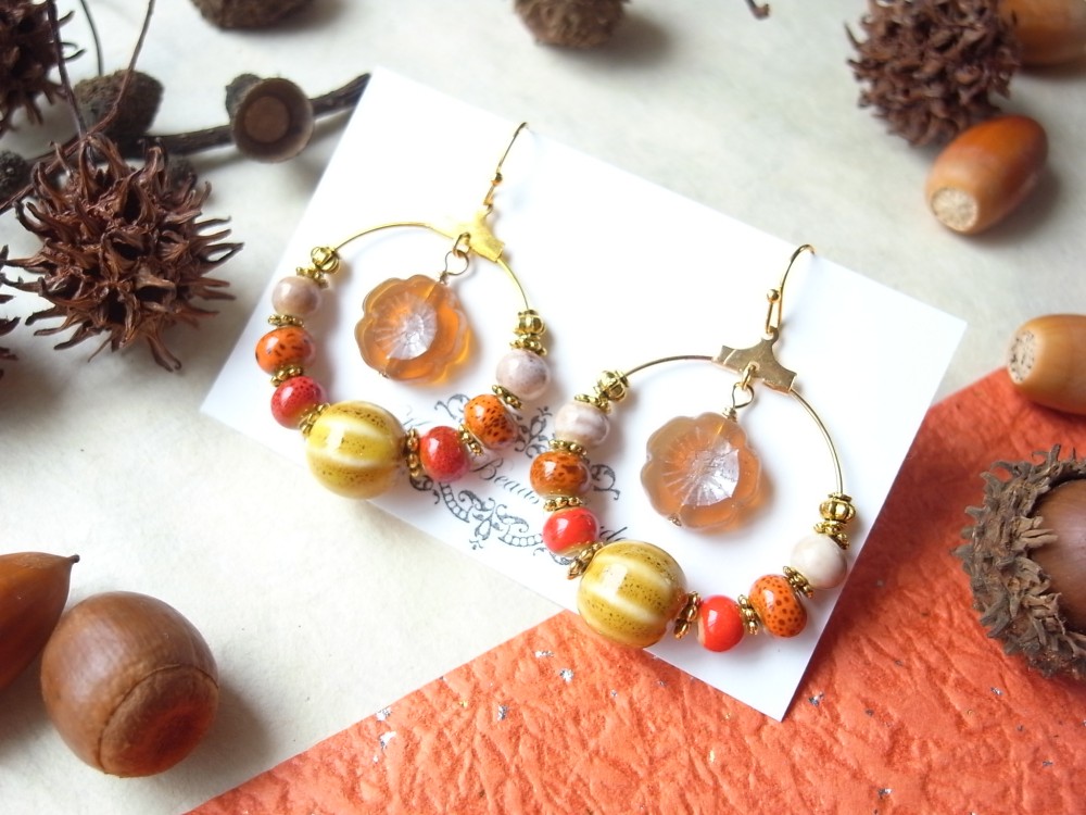 ピアス　黄色いカボチャ風陶器ビーズとオレンジのフラワービーズ　イヤリング交換可　ガラス　秋　ゴールド　フープ