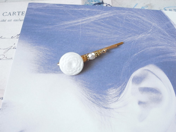 ヘアピン２本セット　 ホワイトローズのチェコガラスボタン 4枚目の画像