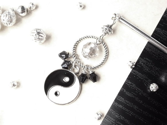 Kanzashi Inyan Charm Monotone Black Black 一髮夾一插 第1張的照片