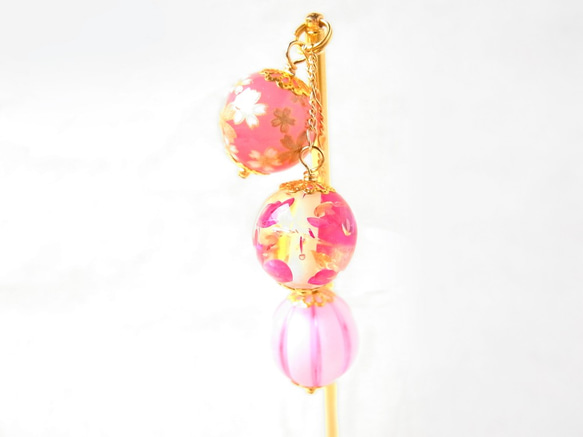 Kanzashi粉紅櫻桃珠和bonbori風格珠子，一個髮夾和一個髮夾 第2張的照片