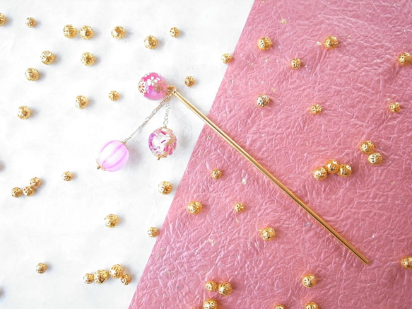 Kanzashi粉紅櫻桃珠和bonbori風格珠子，一個髮夾和一個髮夾 第4張的照片
