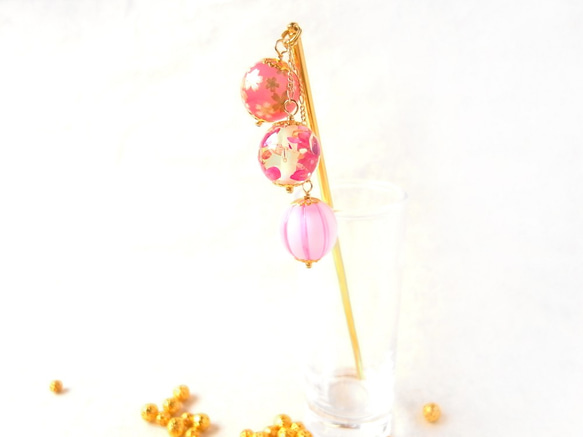 Kanzashi粉紅櫻桃珠和bonbori風格珠子，一個髮夾和一個髮夾 第6張的照片
