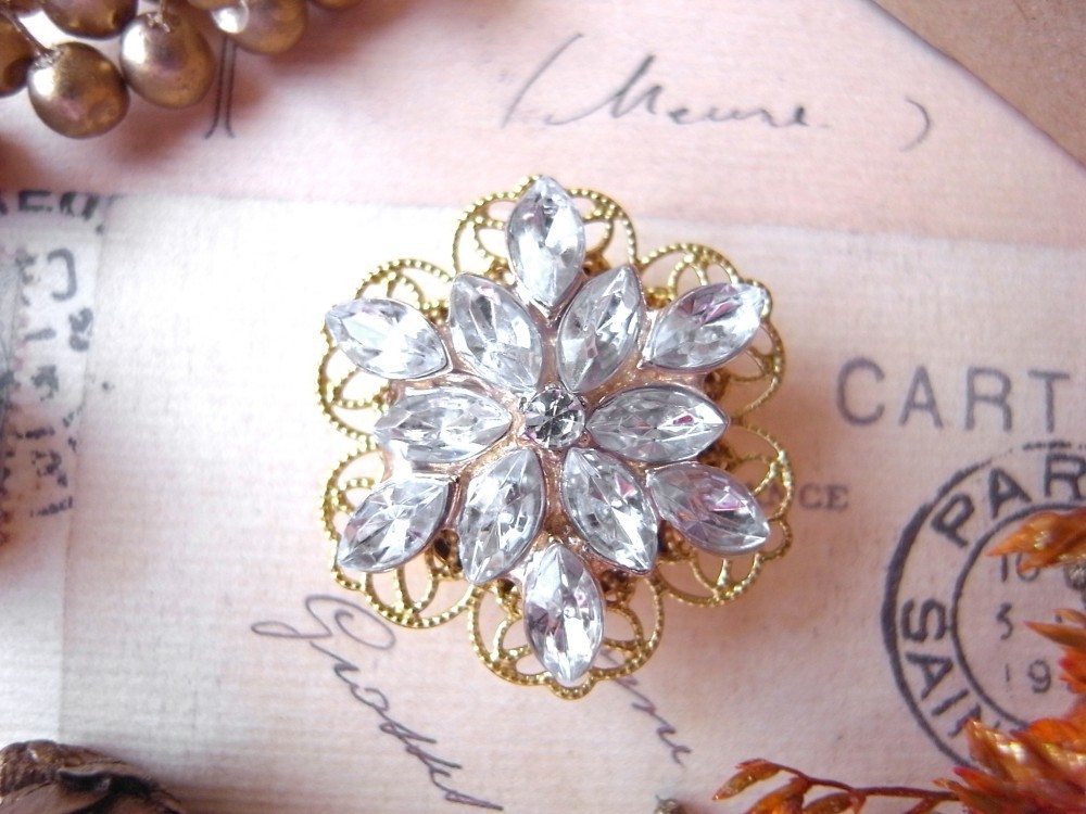 帯留め　ラインストーンの雪の結晶カボション　着物　洋風　クリア　透明　冬　ゴールド