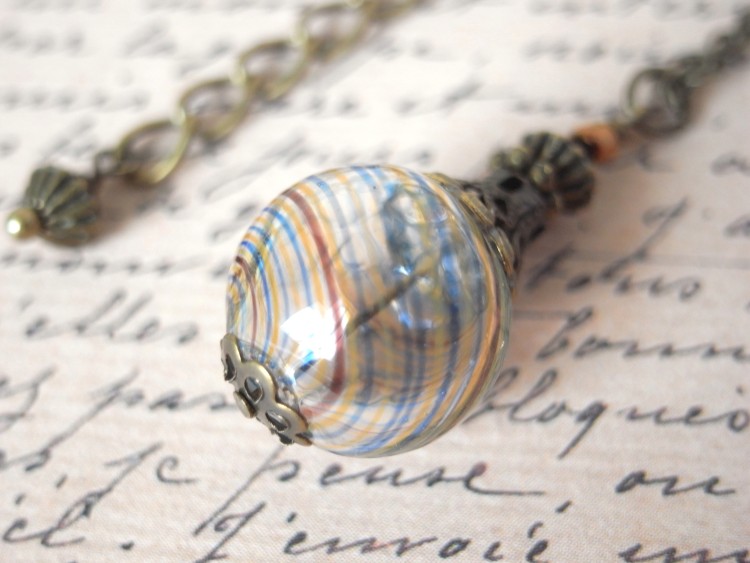 ストライプ模様の吹きガラスのネックレス 小玉　水風船　ヨーヨー　シャボン玉　縞　秋　茶色　アンティークゴールド