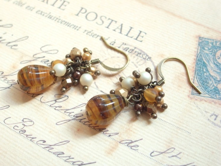 べっ甲風雫ビーズピアス　秋　黄色　イエロー　茶色　ブラウン　ベージュ　ガラス　マーブル　生成り