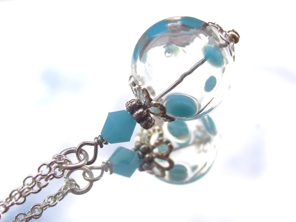 夏祭りのヨーヨーの様な水色水玉の吹きガラスのネックレス　小玉 1枚目の画像