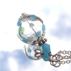 夏祭りのヨーヨーの様な水色水玉の吹きガラスのネックレス　小玉 3枚目の画像