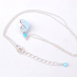 淺藍色透明吹製玻璃珠項鍊，如夏日祭兒玉悠悠球 第5張的照片