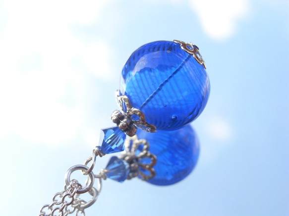 夏祭りのヨーヨーの様な紺色ストライプの吹きガラスのネックレス　小玉 1枚目の画像