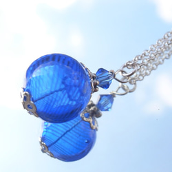 夏祭りのヨーヨーの様な紺色ストライプの吹きガラスのネックレス　小玉 2枚目の画像