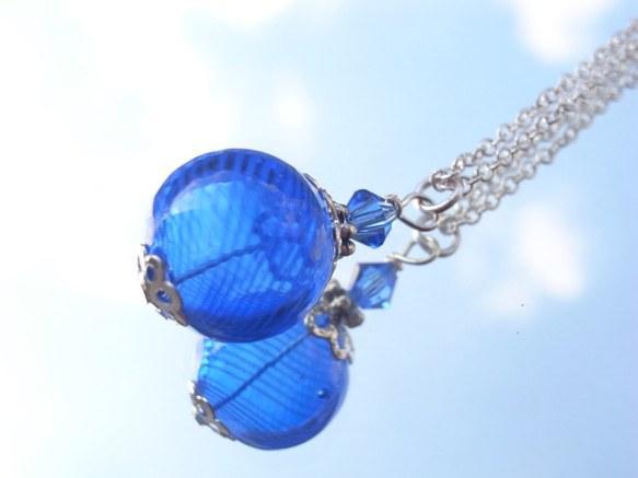 夏祭りのヨーヨーの様な紺色ストライプの吹きガラスのネックレス　小玉 2枚目の画像
