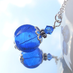 夏祭りのヨーヨーの様な紺色ストライプの吹きガラスのネックレス　小玉 3枚目の画像