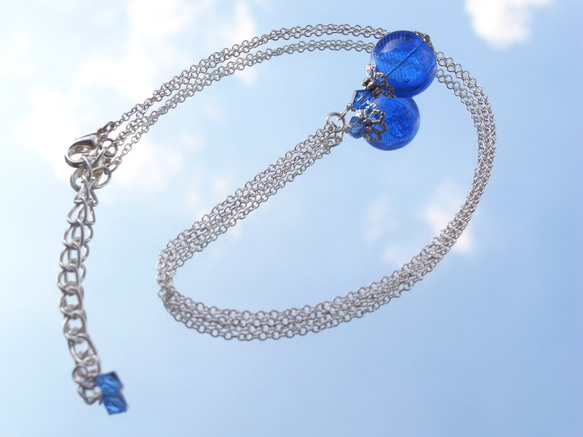 夏祭りのヨーヨーの様な紺色ストライプの吹きガラスのネックレス　小玉 4枚目の画像