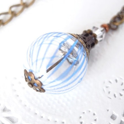 夏祭りのヨーヨーの様な青ストライプの吹きガラスのネックレス　 1枚目の画像