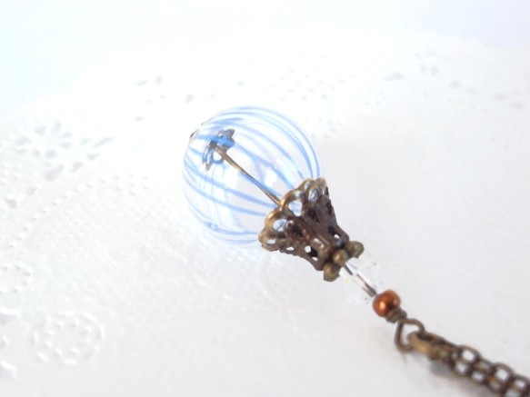 夏祭りのヨーヨーの様な青ストライプの吹きガラスのネックレス　 2枚目の画像