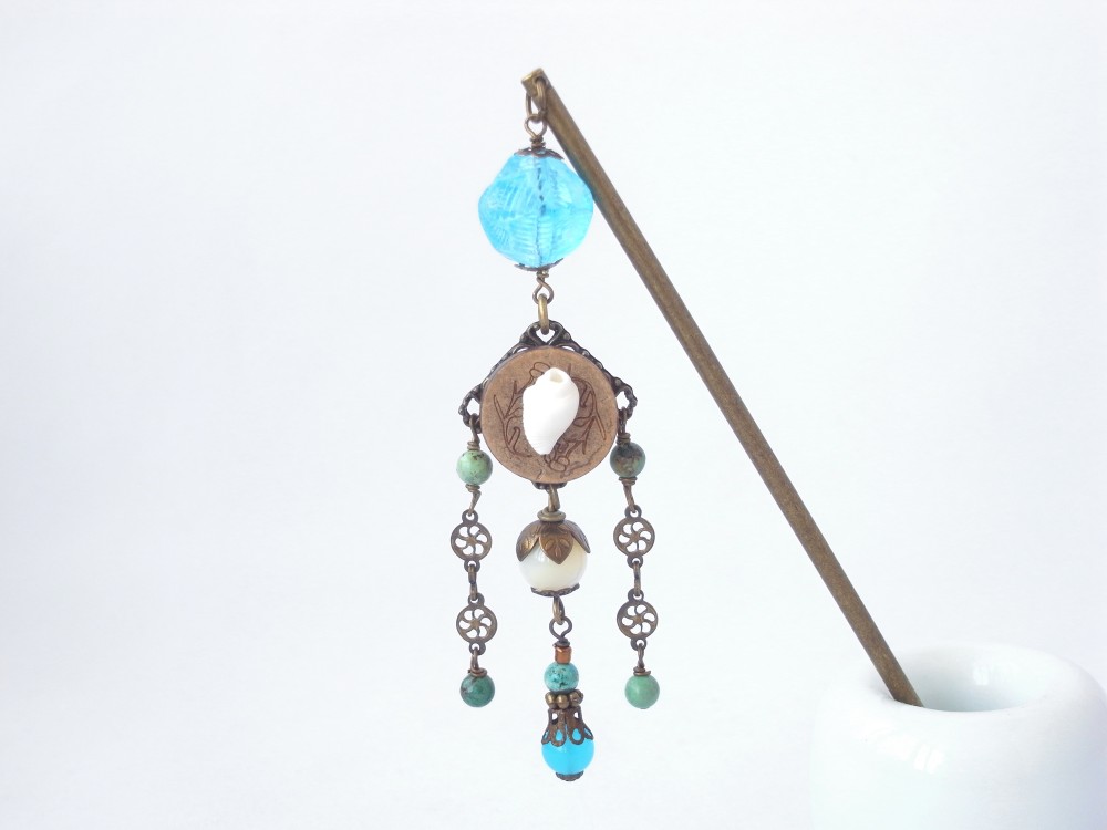 海のかけらビーズのかんざし　飾り簪　一本簪　夏　ブルー　青　アンティークゴールド　貝　シェル　天然石　0011