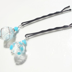 兩個髮夾設置淺藍色吹製玻璃珠像夏季節日溜溜球 第2張的照片