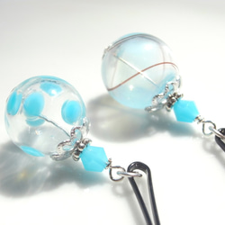 兩個髮夾設置淺藍色吹製玻璃珠像夏季節日溜溜球 第3張的照片