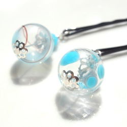 兩個髮夾設置淺藍色吹製玻璃珠像夏季節日溜溜球 第4張的照片