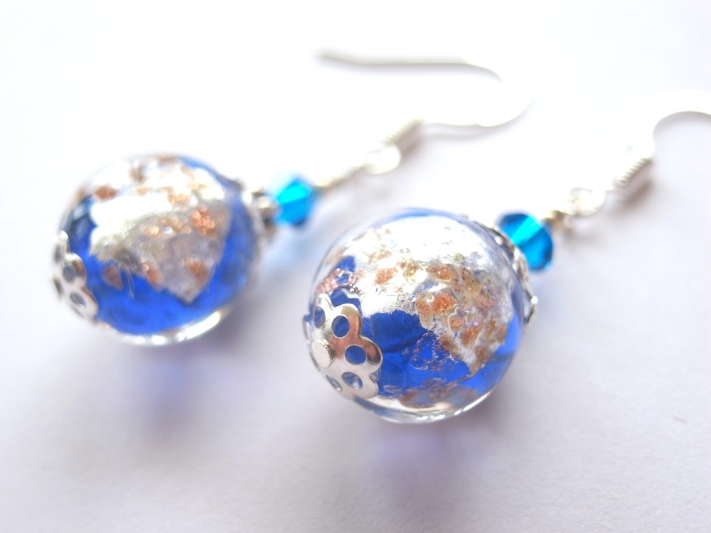 銀箔と金箔を閉じ込めたようなブルーの和風ピアス　とんぼ玉　トンボ玉　蜻蛉玉　涼しげ　透明　クリア　青　水色　紺　揺れる