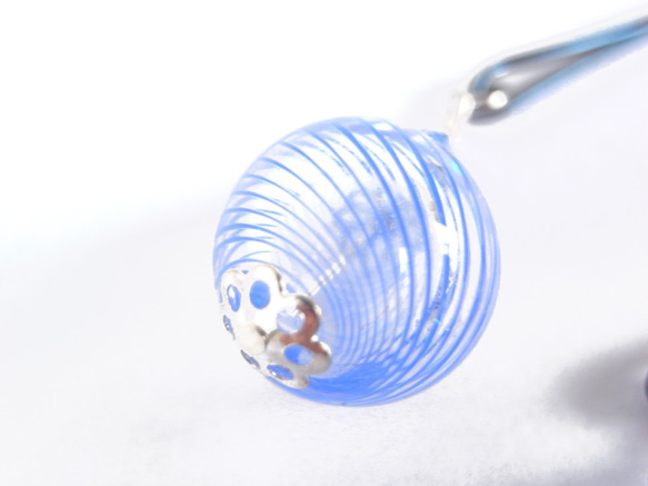 一套 2 個髮夾藍色吹製玻璃珠，就像夏季節日中的悠悠球 第3張的照片