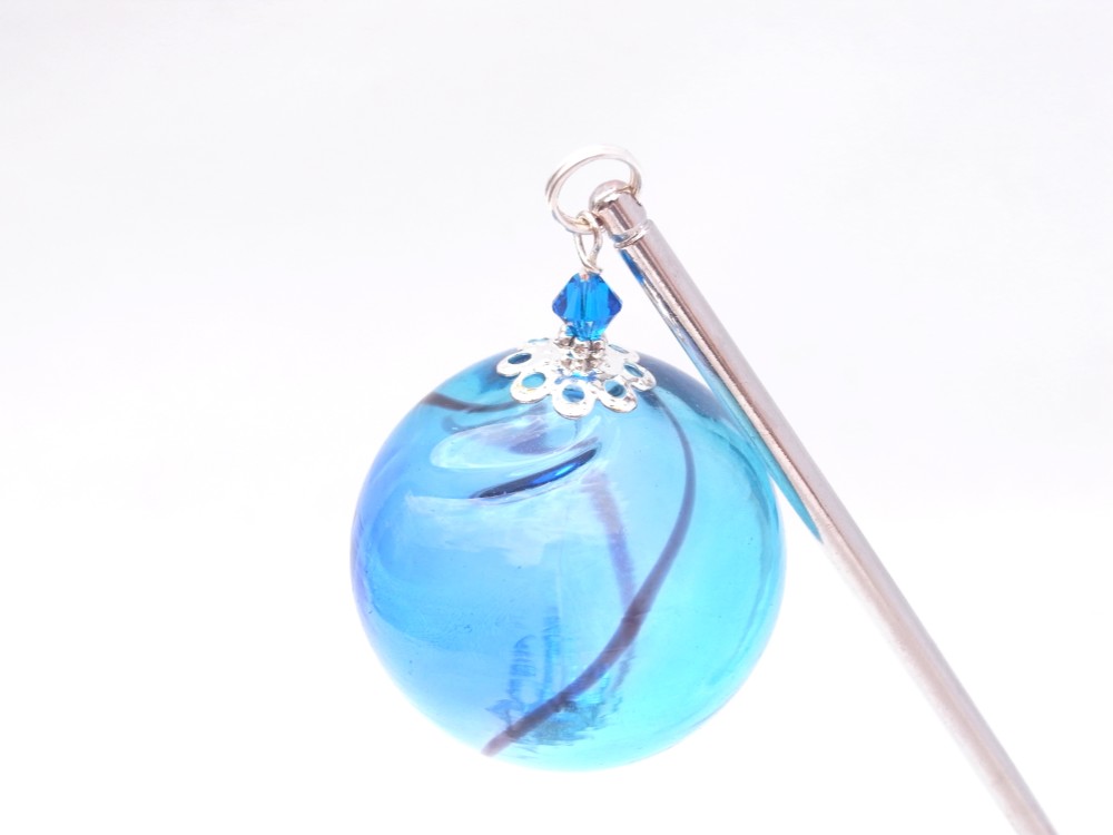 【訳あり】夏祭りのヨーヨーの様な水色の吹きガラスビーズのかんざし 特大玉　涼しげ　ブルー　青　水色　飾り簪　0025