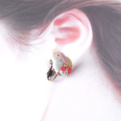 紅色和紫色日本花卉兔凸圓形耳環 第4張的照片