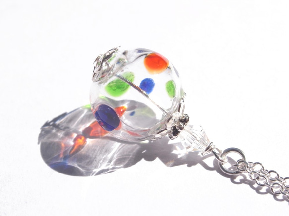 夏祭りのヨーヨーの様なカラフル水玉の吹きガラスのネックレス　小玉 1枚目の画像