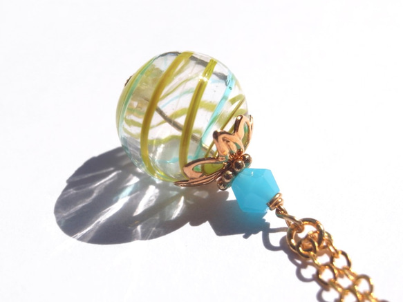 夏祭りのヨーヨーの様な黄色ストライプの吹きガラスのネックレス　小玉 2枚目の画像