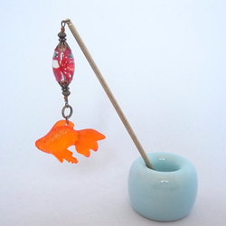 赤金魚ペイントビーズと半透明オレンジの金魚のかんざし 2枚目の画像