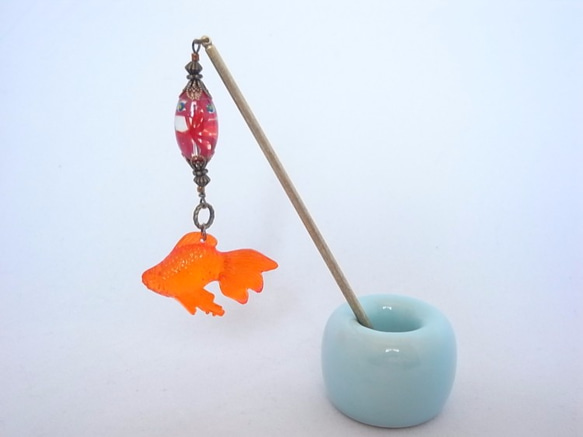赤金魚ペイントビーズと半透明オレンジの金魚のかんざし 2枚目の画像