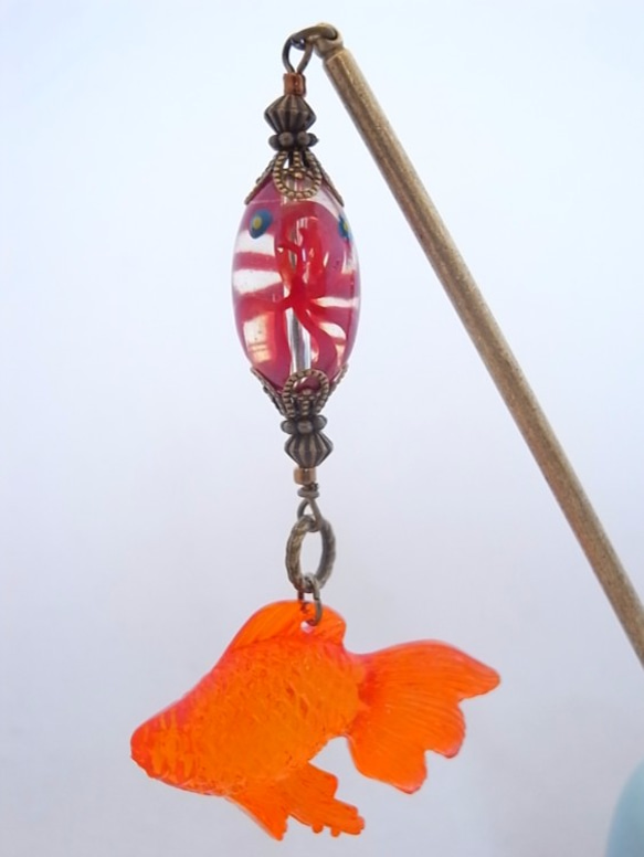 赤金魚ペイントビーズと半透明オレンジの金魚のかんざし 3枚目の画像