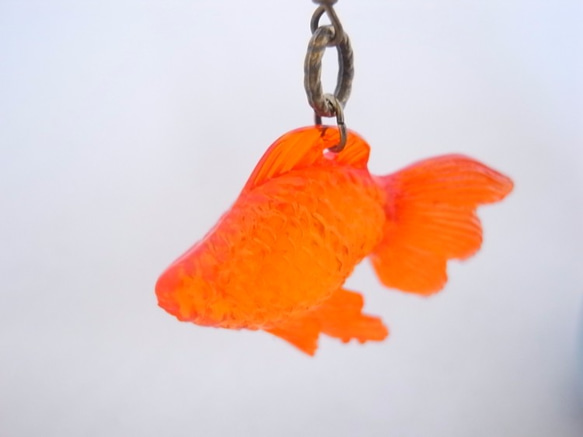 赤金魚ペイントビーズと半透明オレンジの金魚のかんざし 4枚目の画像