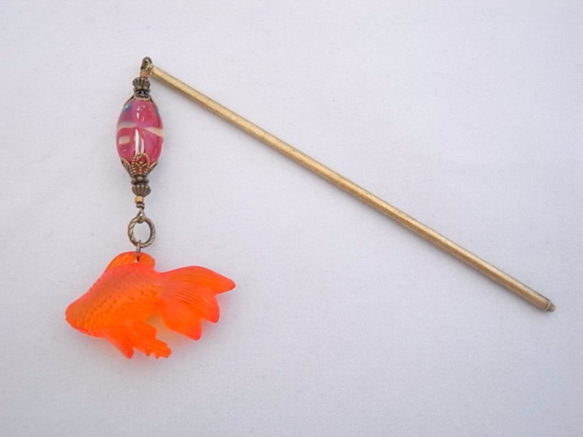 赤金魚ペイントビーズと半透明オレンジの金魚のかんざし 5枚目の画像
