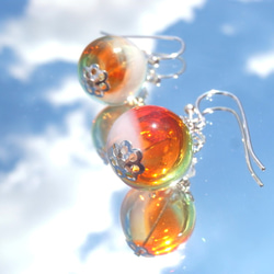 虹色の吹きガラスのピアス　小玉 3枚目の画像