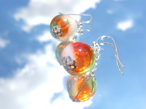 彩虹色吹製玻璃耳環小珠子 第3張的照片