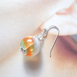 彩虹色吹製玻璃耳環小珠子 第4張的照片