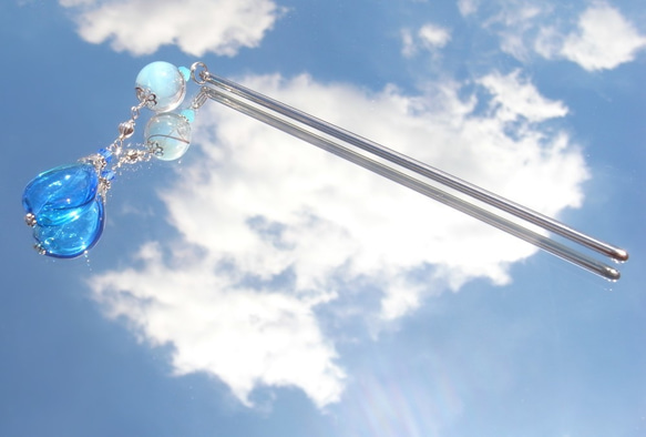 一個淡藍色的灑玻璃珠，像夏日的悠悠球一樣吹著淡藍色 第3張的照片