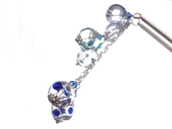 淺藍色吹製玻璃珠像夏季節日的yoyo 第2張的照片