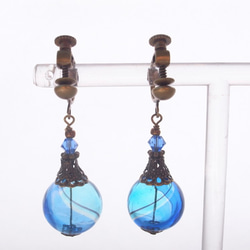 夏祭りのヨーヨーの様な水色の吹きガラスビーズのイヤリング 3枚目の画像