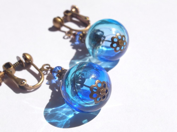 夏祭りのヨーヨーの様な水色の吹きガラスビーズのイヤリング 4枚目の画像