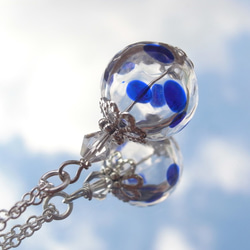 夏祭りのヨーヨーの様な紺色水玉の吹きガラスのネックレス　小玉 1枚目の画像