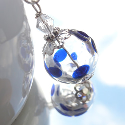 夏祭りのヨーヨーの様な紺色水玉の吹きガラスのネックレス　小玉 2枚目の画像