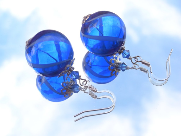 深藍色吹製玻璃耳環像夏日祭上的悠悠球 第2張的照片