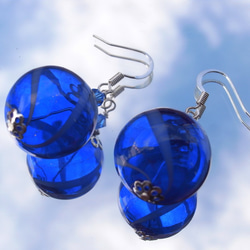 深藍色吹製玻璃耳環像夏日祭上的悠悠球 第3張的照片