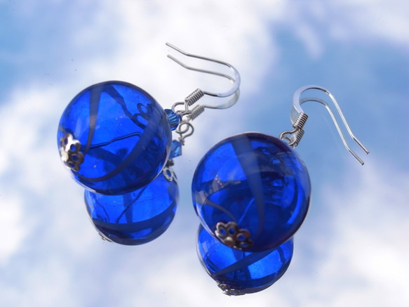 深藍色吹製玻璃耳環像夏日祭上的悠悠球 第3張的照片